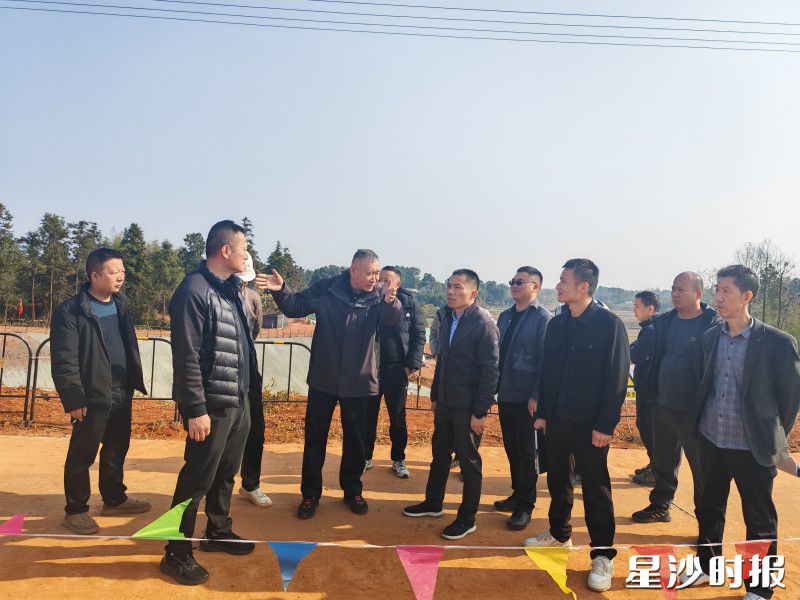 黄花镇主要负责人现场调度4#井进场相关工作。 黄花镇主要负责人现场调度4#井进场相关工作。