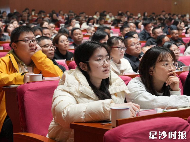 学员们聚精会神听课、记笔记。