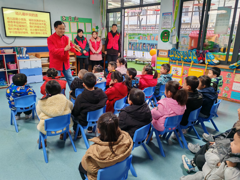 金茂路社区党总支、退休干部党支部联合华夏医院和美嘉老年养护院、蓝精灵幼儿园开展学雷锋志愿服务活动。