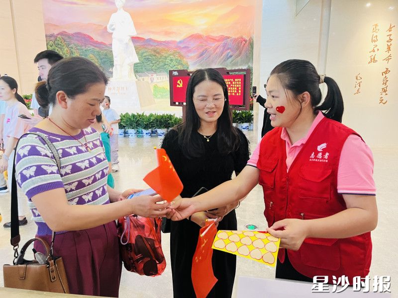 毛仪（右一）参加志愿者活动。