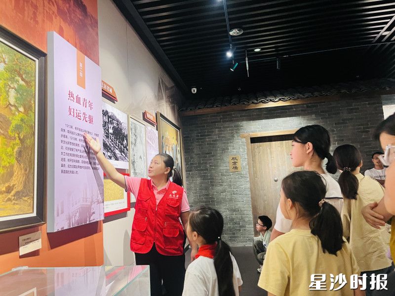 开慧镇各大研学基地总能看到毛仪（左一）忙碌的身影。均为张庆 摄