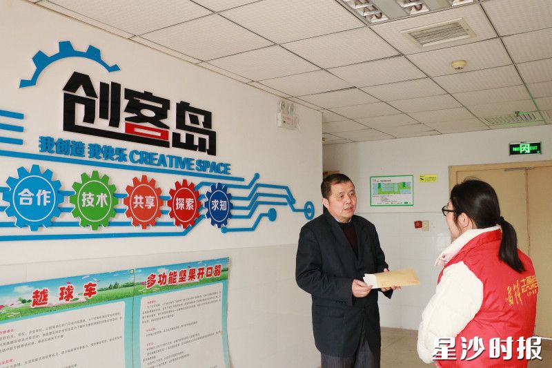 3月18日，感谢信经由长龙街道新时代文明实践所的志愿者交到了张勇军手中。均为林畅 摄