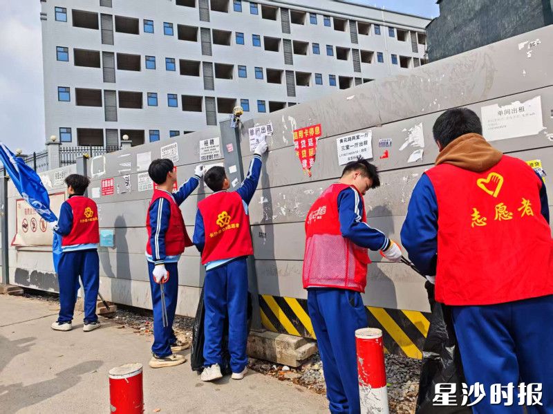 志愿者在小塘安置区公共区域开展学雷锋志愿服务活动。
