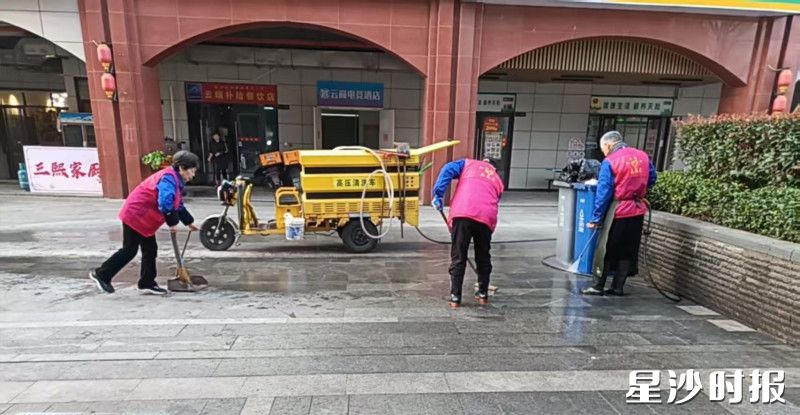 志愿者在岐山社区楼栋门前开展志愿活动。均为黄花镇供图