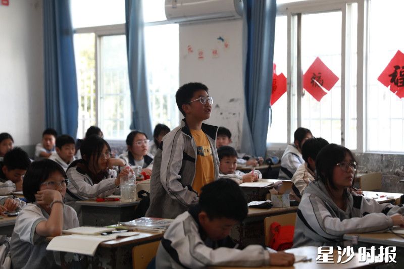 学生们积极分享自己的暑期生活。文雅丽 摄