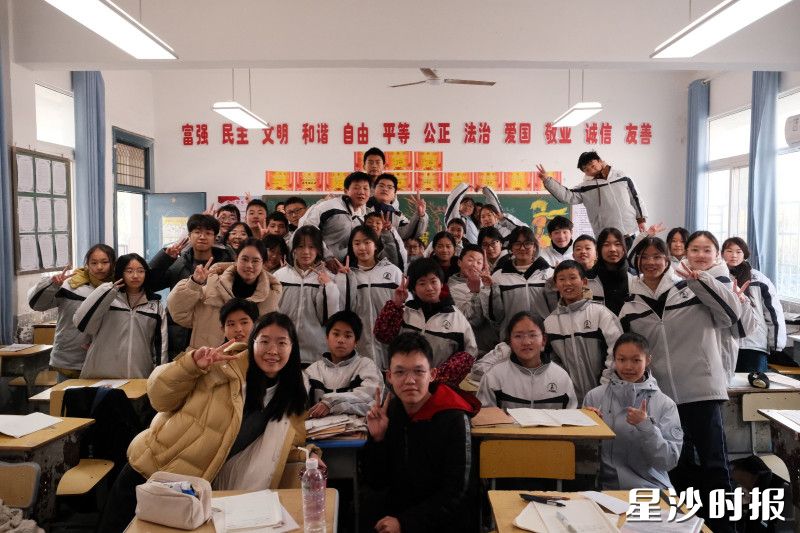 实践团成员和金井中学同学们的合影。浙江大学供图