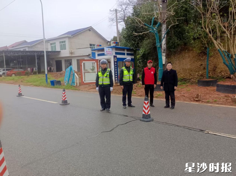 黄兴镇沿江山村“搭把手”五老红服务队走上街头开展交通安全宣传。通讯员供图