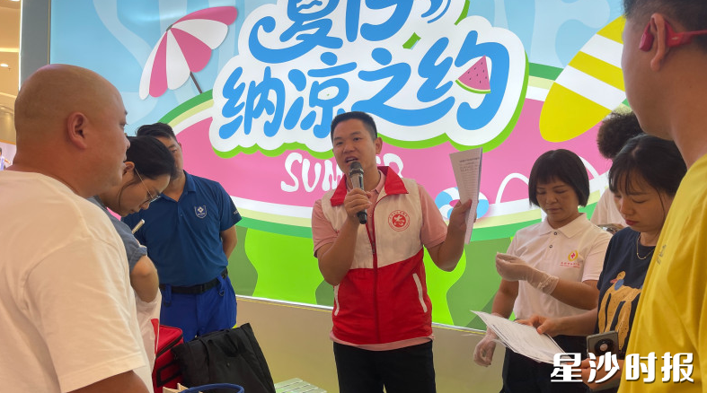 周军组织开展“清凉一夏”公益活动。