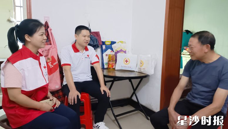 周军（中）上门走访居民。均为通讯员供图