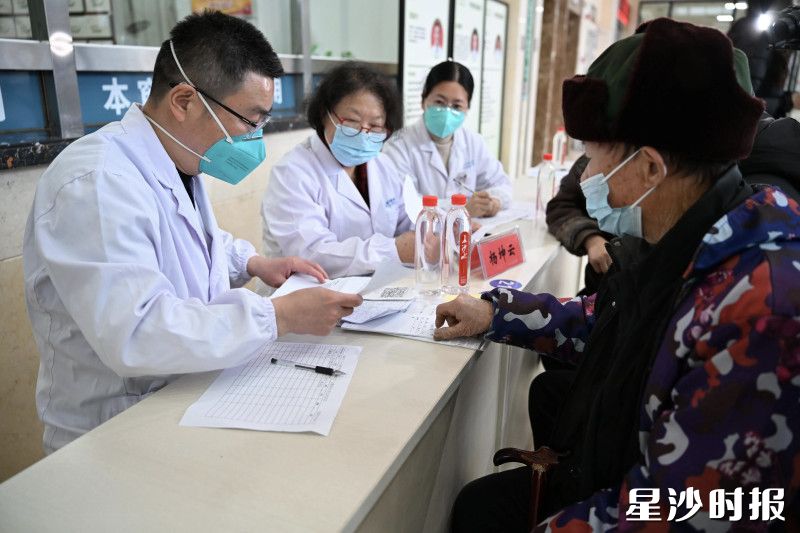 专家坐诊，为群众提供免费咨询和筛查指导。