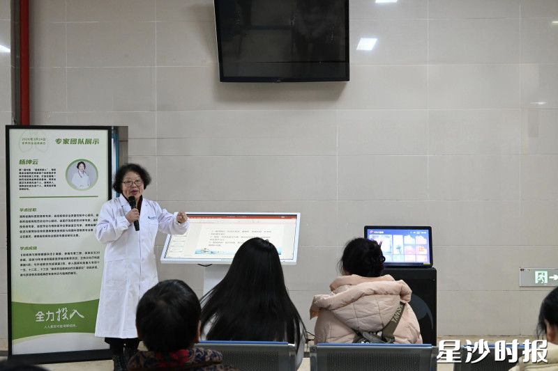 医生进行健康宣讲。