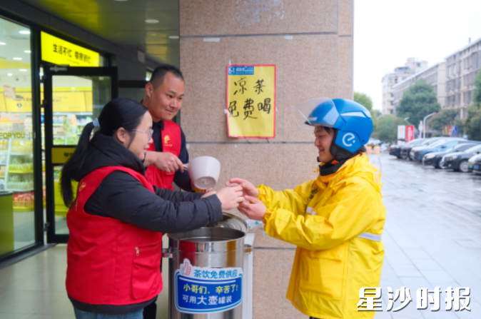 泉东社区党员志愿者为骑手送上热茶。均为李杰 摄 泉东社区党员志愿者为骑手送上热茶。均为李杰 摄