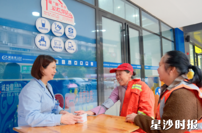 诚益信坤犇店店长杨密为环卫工人测量血压。 诚益信坤犇店店长杨密为环卫工人测量血压。