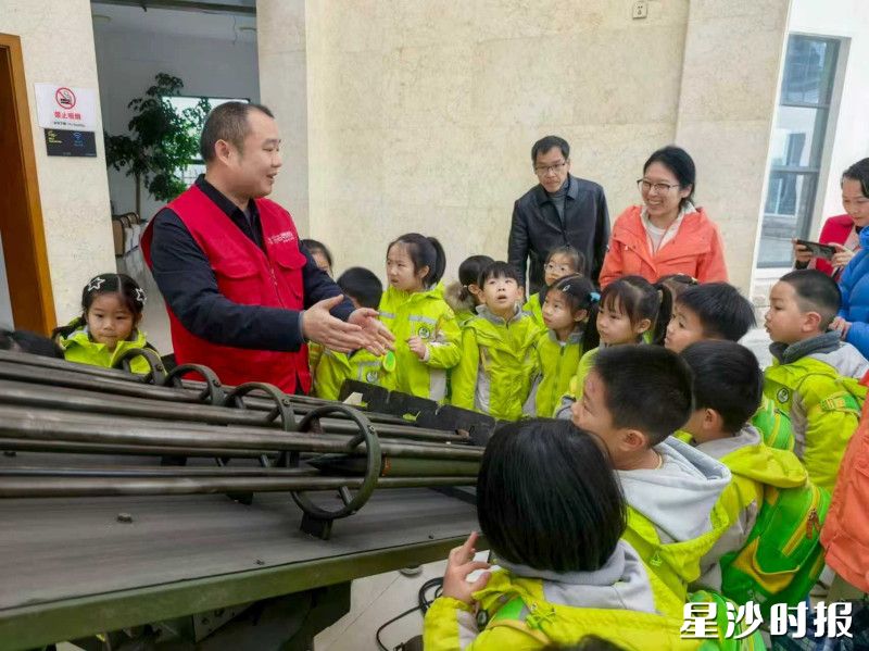 孩子们近距离接触人工增雨火箭发射架模型。均为通讯员供图