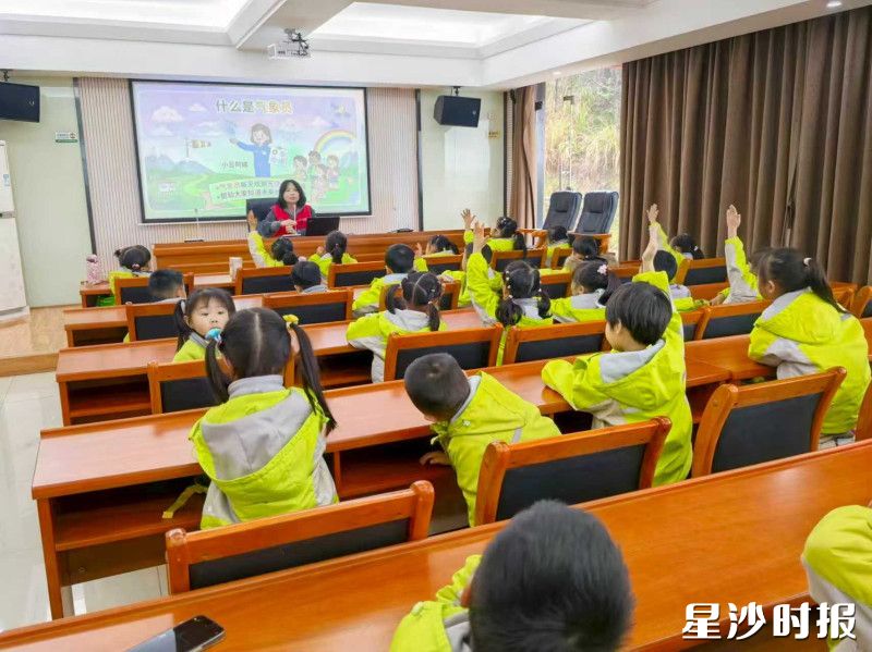 气象科普课上，孩子们踊跃举手互动。