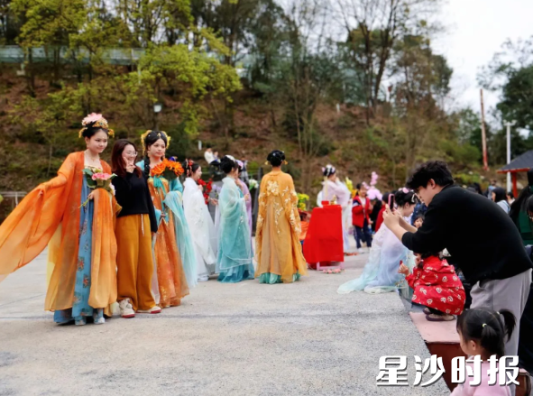 果园镇组织“花神”发出到果园赏花邀约。杨源 摄