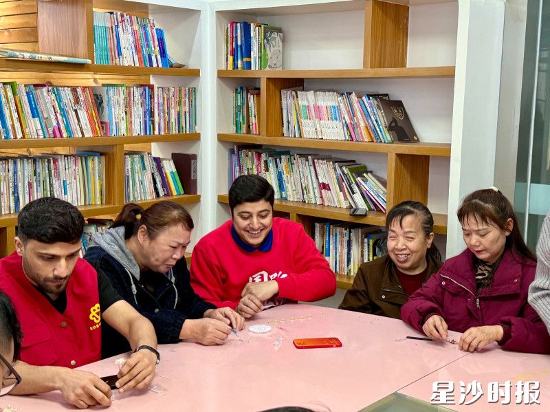 留学生们和社区非遗老师们共同制作非遗螺钿手工。