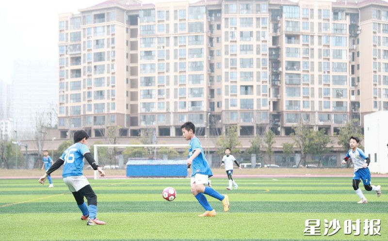 长沙市实验小学松雅学校的小球员精准传球。均为文雅丽 摄