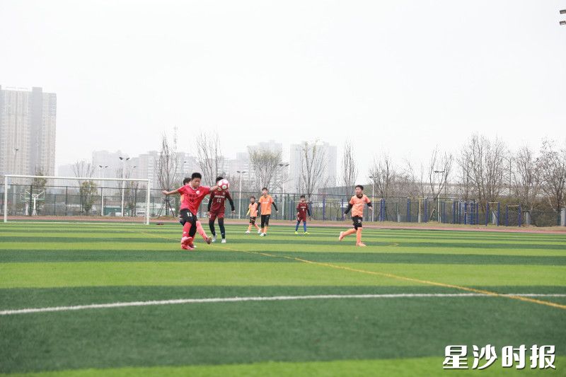 长沙市自贸临空实验学校与北山镇芙蓉学校的小球员们争夺控球。