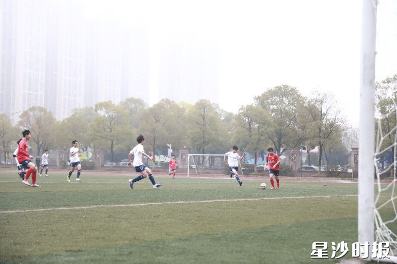 长沙市明达中学与湖南师大附属三一云谷实验学校开展激烈对决。