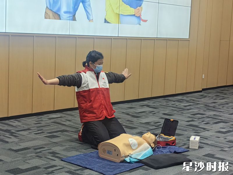 志愿者进行急救演示。