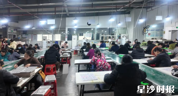 图为工厂里，工人制作现场。王贯宇 摄