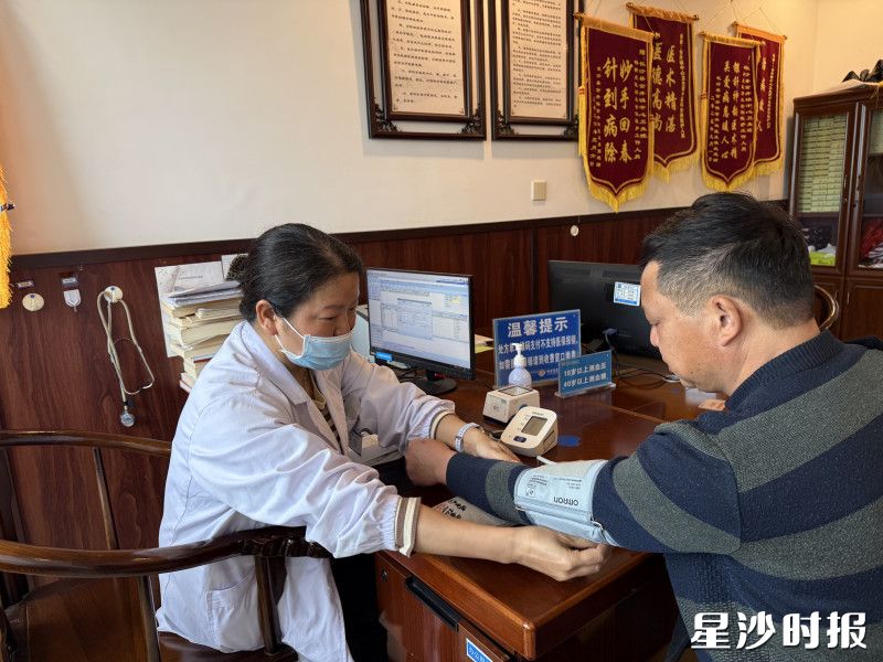 金井镇中心卫生院中医科每位医生接诊都坚持细致问诊、四诊合参，确保辨证准确、用药对路。通讯员供图