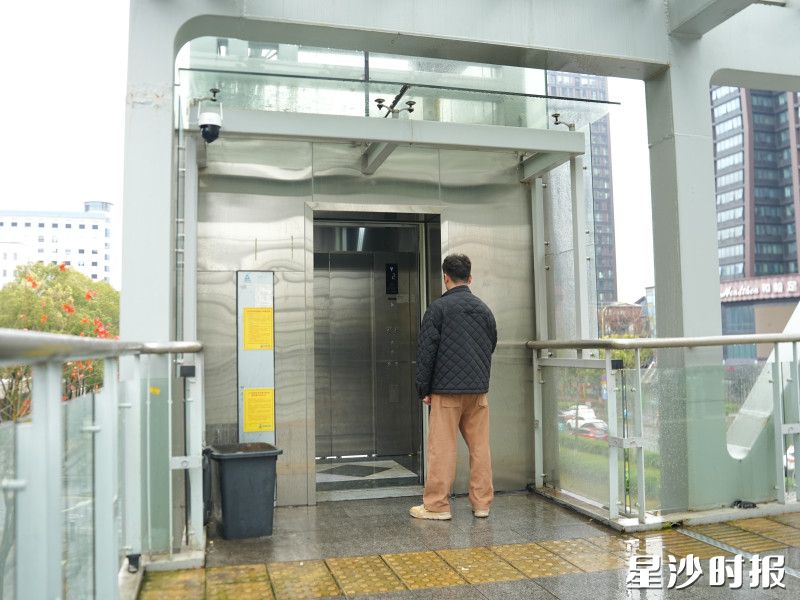 在星沙大道与灰埠路交界处人行天桥，电梯平稳升降、运行安静。杨欣雨 摄