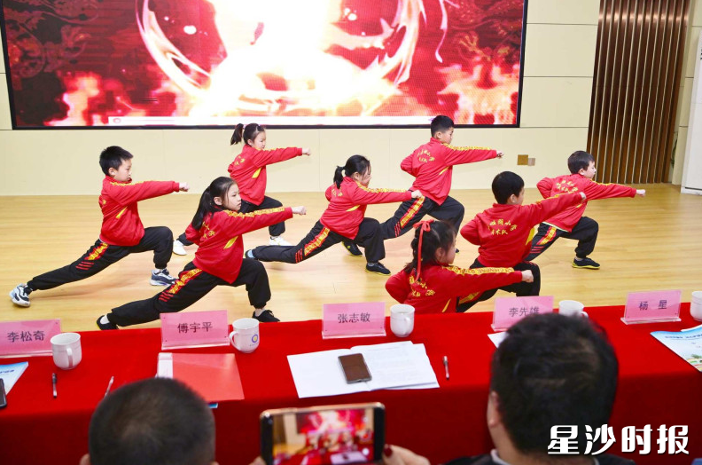 体育健康联盟成立大会现场，学生带来武术表演。均为李杰 摄