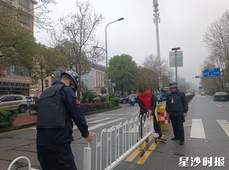 星沙街道在大同星沙第二小学附近车道新设可移动护栏。通讯员供图