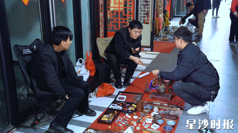 现场买卖交流十分热闹。