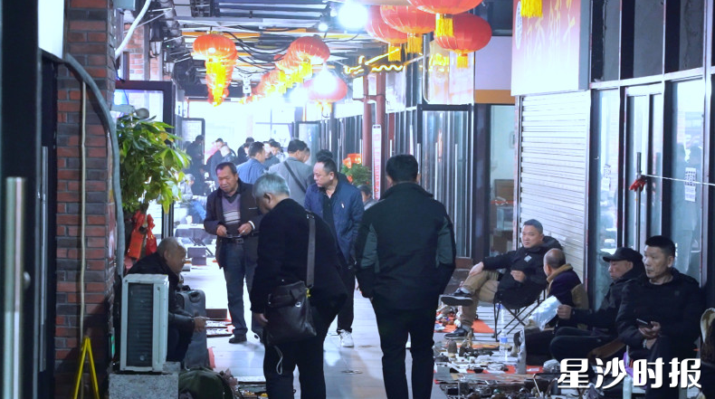 星城古玩城吸引数百位古玩商贩来此摆摊。均为星沙街道供图