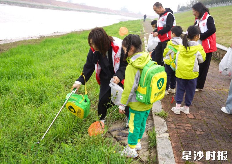 亲子齐上阵，清理河岸垃圾。长沙县六艺天骄幼儿园供图