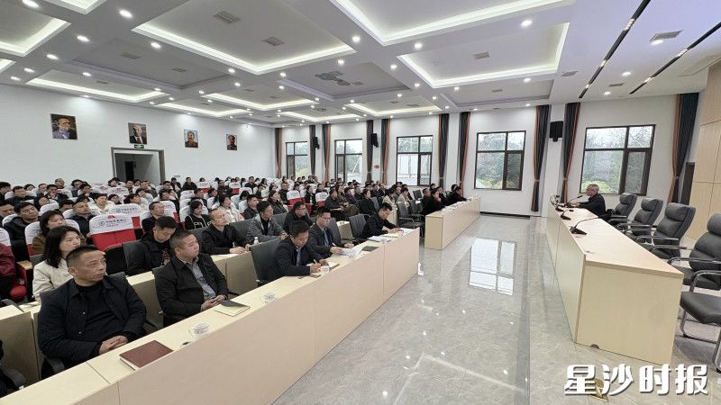 图为县纪委干部向镇村干部授廉政党课。 图为县纪委干部向镇村干部授廉政党课。