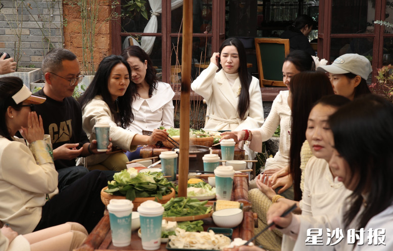 尚木兰亭荷畔茶馆推出茶膳火锅,让赏花体验更加丰富多元。街道供图 尚木兰亭荷畔茶馆推出茶膳火锅,让赏花体验更加丰富多元。街道供图