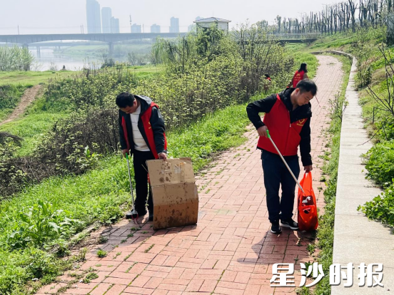 石子社区党总支与湖南工程职业技术学院自然资源学院党总支携手开展捞刀河净滩护河主题文明实践活动。均为湘龙街道供图