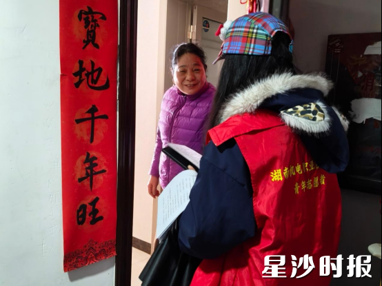 湖南机电职业技术学院信息工程学院的志愿者与湘滨社区网格员组成宣传小分队，开展“敲门行动”。