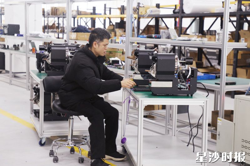 在咖啡企业三豆客的作业区，技术人员专注地进行着新研发产品的测试。除署名外均为柳峥 摄