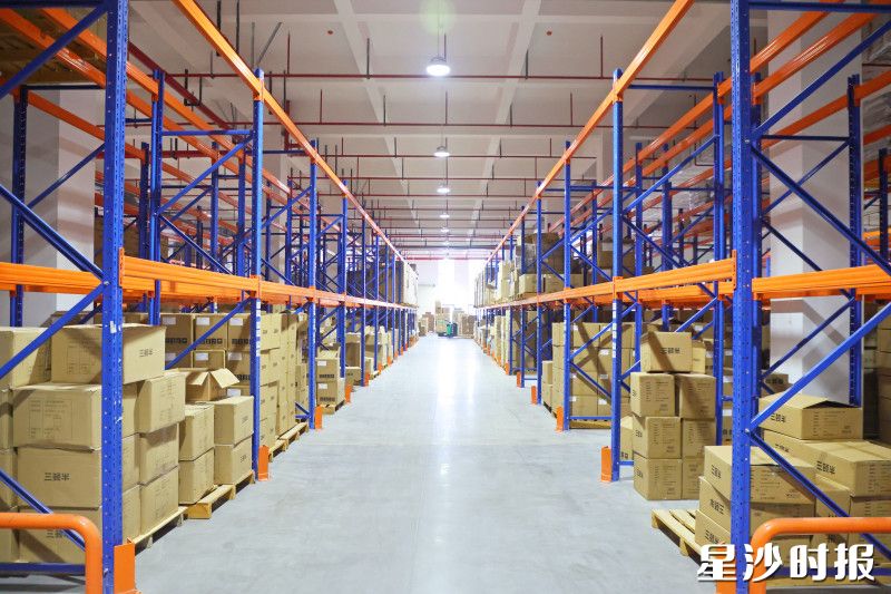 三顿半咖啡产品仓库。