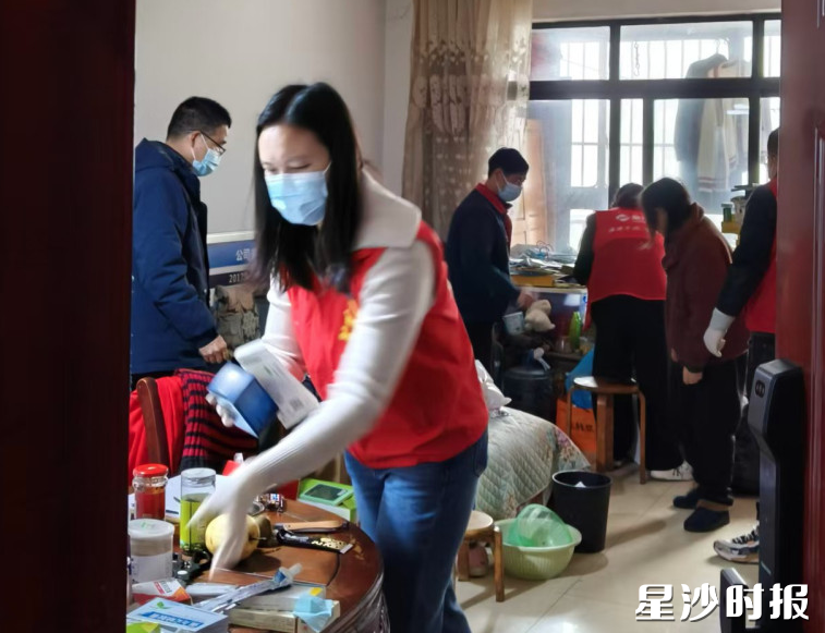 工作人员为老人细致打理房间。星沙街道供图 工作人员为老人细致打理房间。星沙街道供图