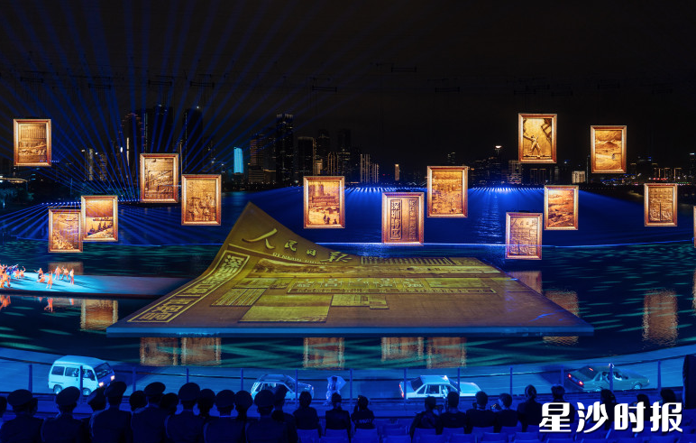 “纸舞台”在水中灵动起舞，完美诠释艺术与技术的共生之美。