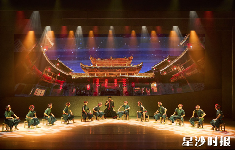 《拥你入怀》的定制化智能集成系统，实现舞台机械、视频切换、道具变换与光影特效的“一键控制”。