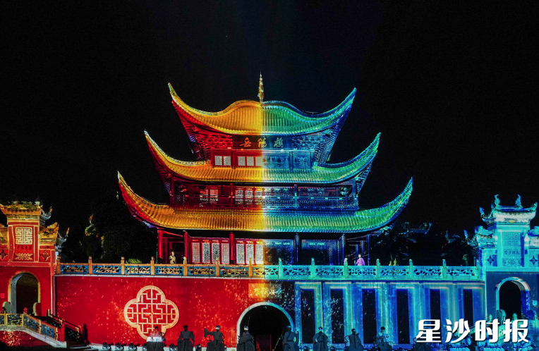 《洞庭幻境》项目构建了“1个荷景剧场，6个分镜剧场，1个水景剧场，1个麋鹿剧场”的剧场集群。