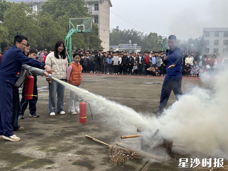 消防人员手把手指导师生正确使用灭火器材。均为县应急局供图