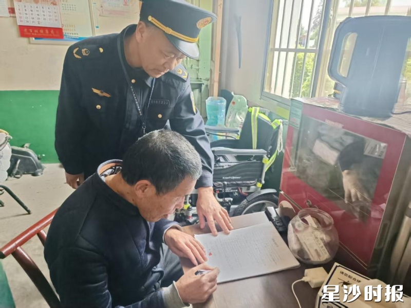执法人员用贴心服务破解特殊群体办事难题。均为长沙县市场监管局供图