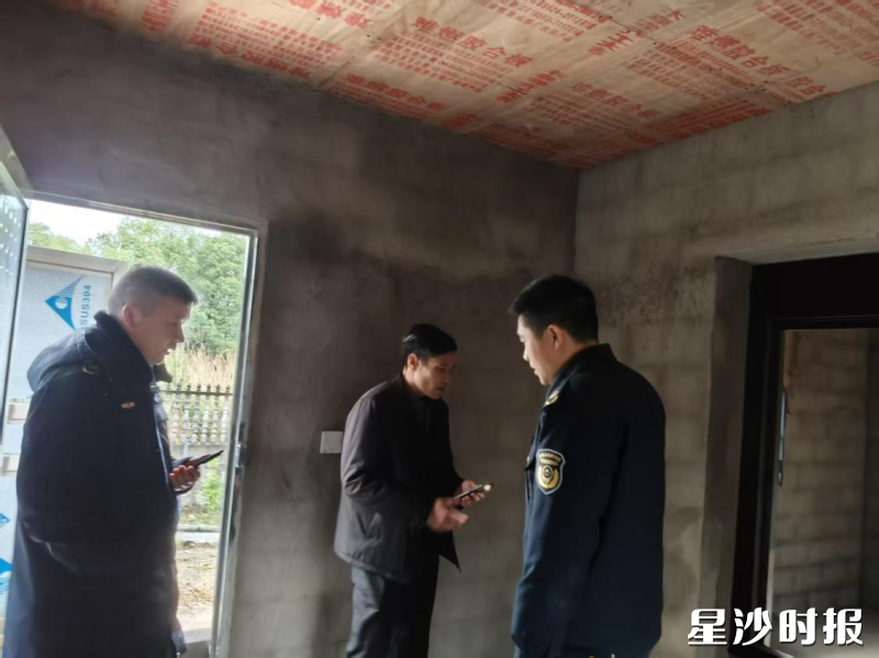 执法人员主动上门为企业进行现场答疑。