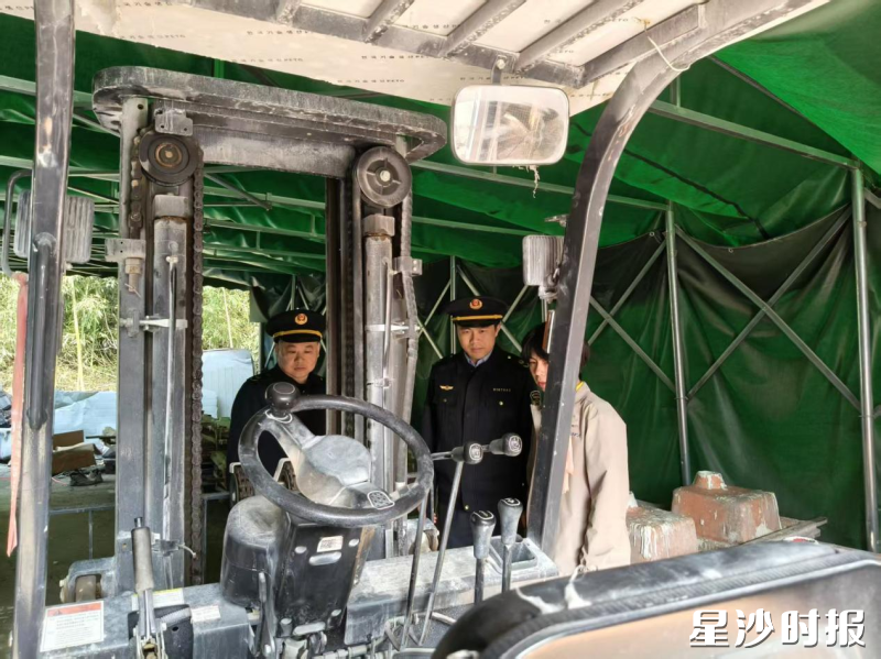 执法人员检查特种设备。