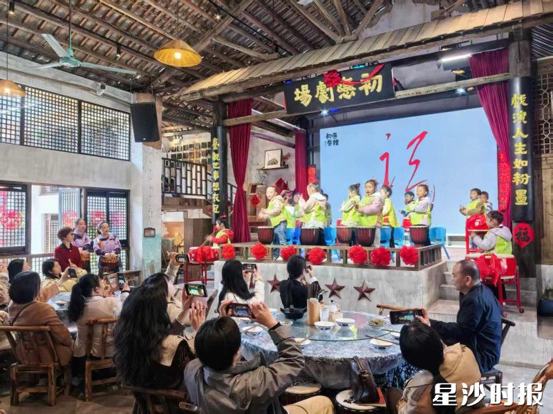 图为枫林幼儿园的孩子们表演节目《金花籽开红花》。均为县教育局供图 图为枫林幼儿园的孩子们表演节目《金花籽开红花》。均为县教育局供图