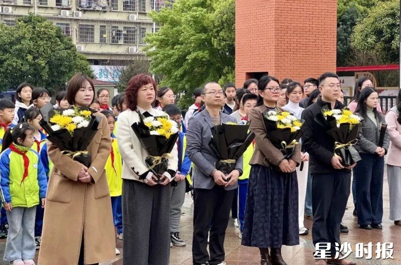 长沙县第一中学长桥学校在校园柳午亭先生铜像前，举行祭奠献花仪式。