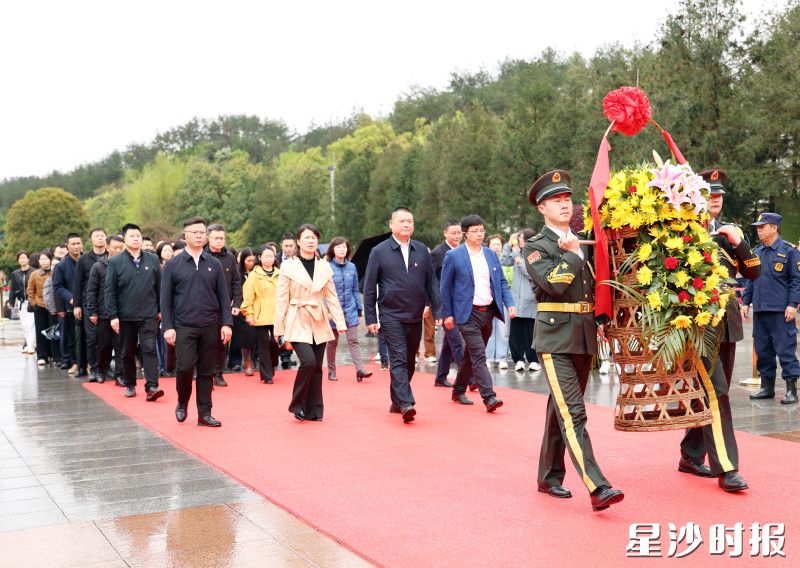 长沙自贸临空区在韶山毛泽东广场敬献花篮。均为柳峥 摄